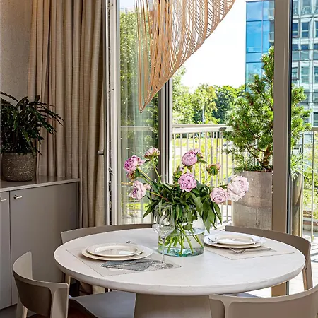 Cohost I New W-balcony I Air Condition I Free Parking & Netflix I By Botanical Park
