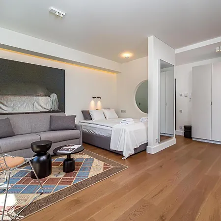 Cohost I New W-balcony I Air Condition I Free Parking & Netflix I By Botanical Park