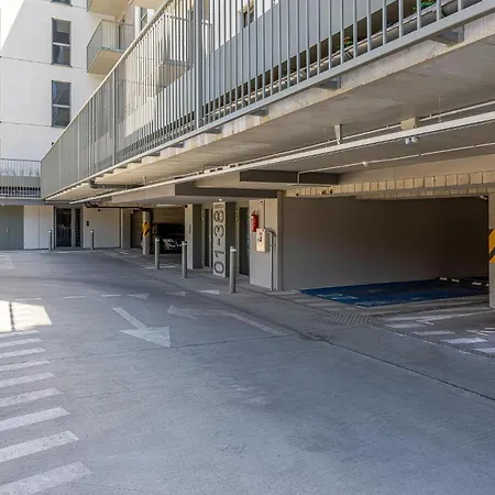 New W-balcony I Air Condition I Free Parking & Netflix I By Botanical Park I Cohost