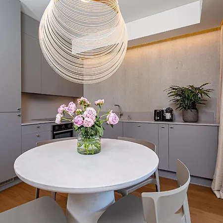 Cohost I New W-balcony I Air Condition I Free Parking & Netflix I By Botanical Park *