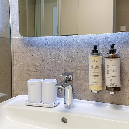 Cohost I New W-balcony I Air Condition I Free Parking & Netflix I By Botanical Park