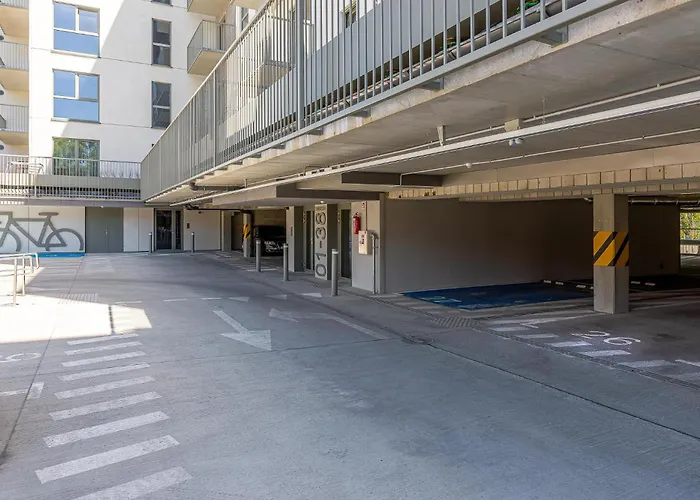 Cohost I New W-balcony I Air Condition I Free Parking & Netflix I By Botanical Park