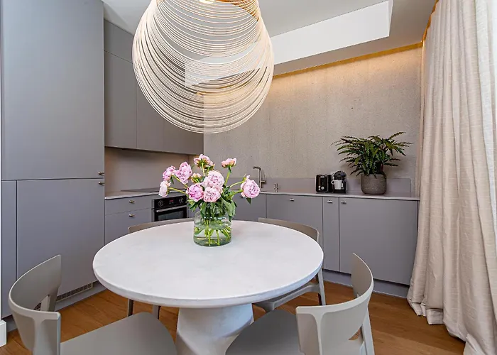 Cohost I New W-balcony I Air Condition I Free Parking & Netflix I By Botanical Park *