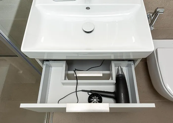 Cohost I New W-balcony I Air Condition I Free Parking & Netflix I By Botanical Park