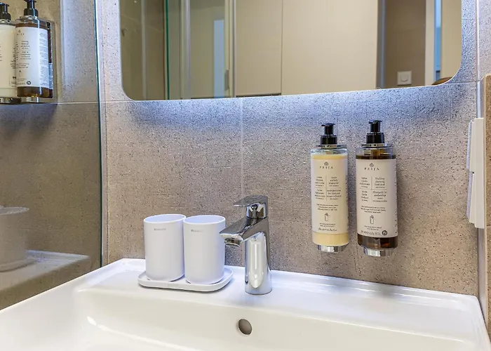 Cohost I New W-balcony I Air Condition I Free Parking & Netflix I By Botanical Park